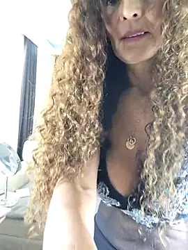 Snapshot of evasweett__ chatting on 04.23.26 evasweett online show from 04.23.26