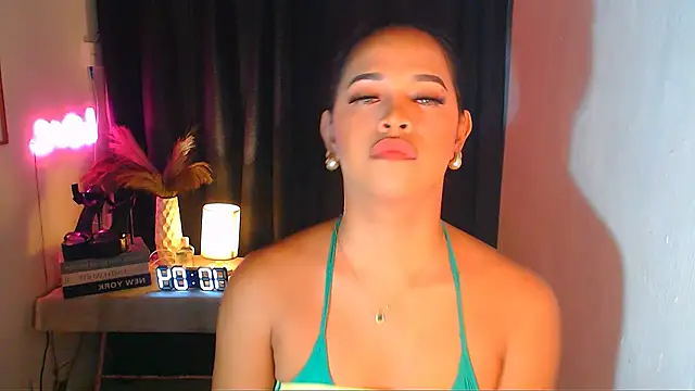 Lorainnelustts online show from 12.04.25