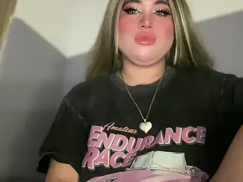 Snapshot of Naughtyrosecum chatting on 11.06.25 Naughtyrosecum online show from 11.06.25