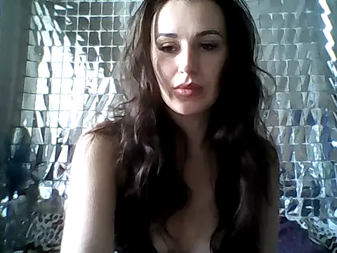 Qinini online show from 10.13.25