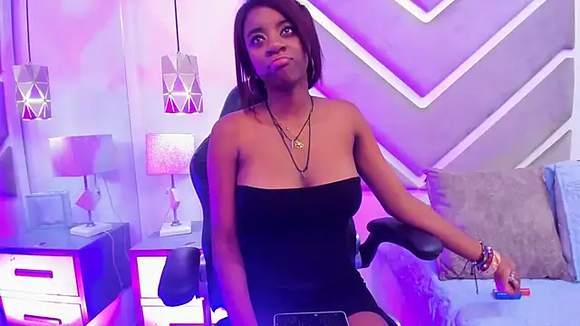 Snapshot of SabrinaBrownn chatting on 10.13.25 SabrinaBrownn online show from 10.13.25