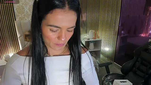 Snapshot of Rosalind_tay chatting on 10.04.25 Rosalind tay online show from 10.04.25