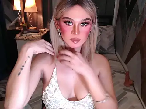 Snapshot of superhotangelxx chatting on 04.18.26 superhotangelxx online show from 04.18.26