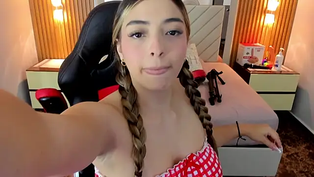 Snapshot of KYLIE_JONES6 chatting on 09.11.25 KYLIE JONES6 online show from 09.11.25