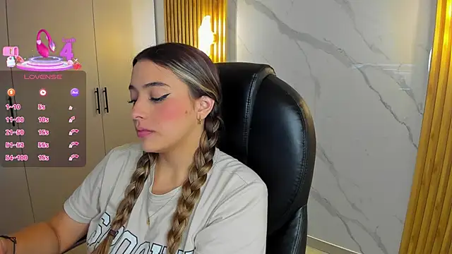 Snapshot of KYLIE_JONES6 chatting on 09.23.25 KYLIE JONES6 online show from 09.23.25