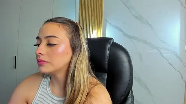 Snapshot of KYLIE_JONES6 chatting on 09.30.25 KYLIE JONES6 online show from 09.30.25