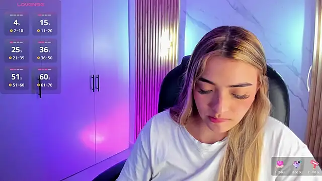 Snapshot of KYLIE_JONES6 chatting on 11.24.25 KYLIE JONES6 online show from 11.24.25