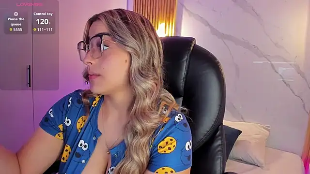 Snapshot of KYLIE_JONES6 chatting on 12.16.25 KYLIE JONES6 online show from 12.16.25