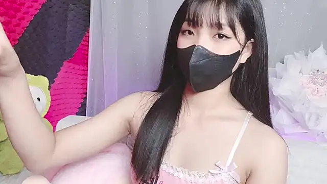 Snapshot of kemybaby chatting on 10.17.25 kemybaby online show from 10.17.25