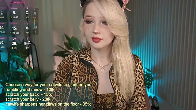 LauraWifeness online show from 09.17.25