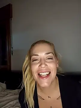 Snapshot of hacheacca chatting on 11.23.25 hacheacca online show from 11.23.25