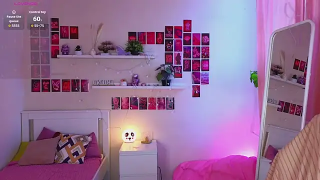 Snapshot of Queen_Michelle_ chatting on 09.14.25 Queen Michelle online show from 09.14.25