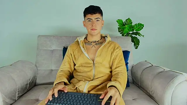 CamiiGuzmanX online show from 10.08.25