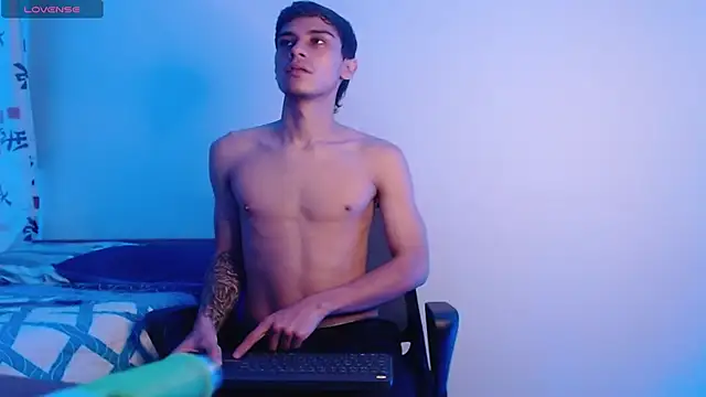 Snapshot of axel_davis_ chatting on 10.14.25 axel davis  online show from 10.14.25