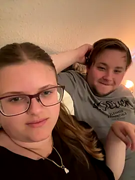 Snapshot of CurvyPaar2 chatting on 09.19.25 CurvyPaar2 online show from 09.19.25