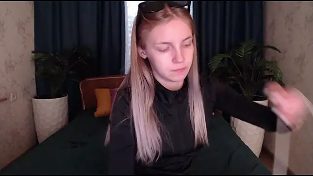 HitGyrl online show from 10.22.25