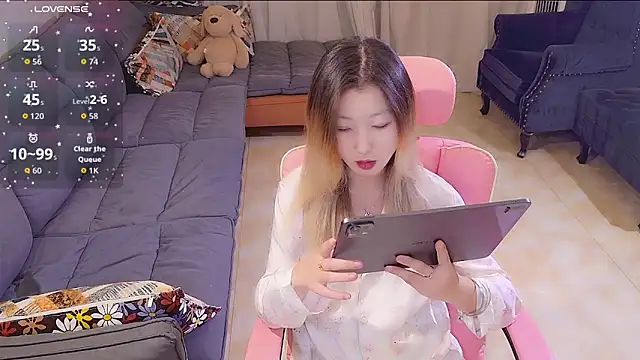 Snapshot of Deserve_E chatting on 10.15.25 Deserve E online show from 10.15.25