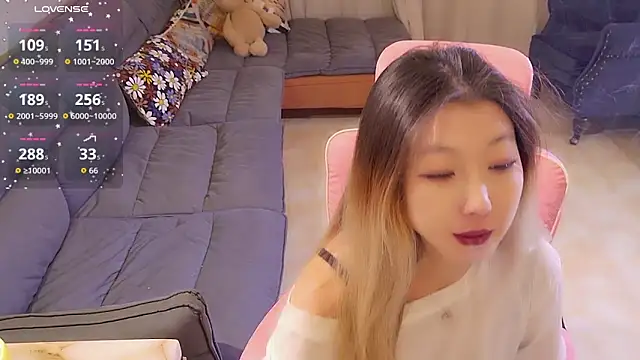 Snapshot of Deserve_E chatting on 10.19.25 Deserve E online show from 10.19.25