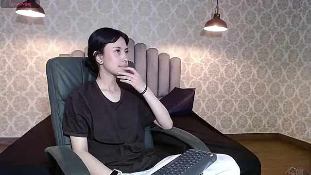 Snapshot of _mavis2 chatting on 09.24.25 mavis2 online show from 09.24.25