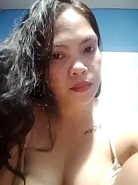 Snapshot of missluvv chatting on 09.23.25 missluvv online show from 09.23.25