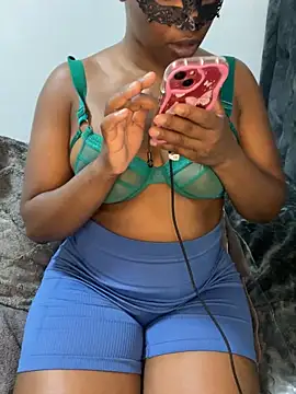 Snapshot of wellbuiltDiosa chatting on 10.08.25 wellbuiltDiosa online show from 10.08.25