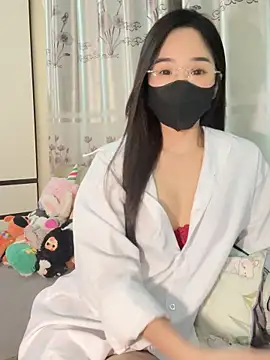 Snapshot of Dior_baby chatting on 10.31.25 Dior baby online show from 10.31.25