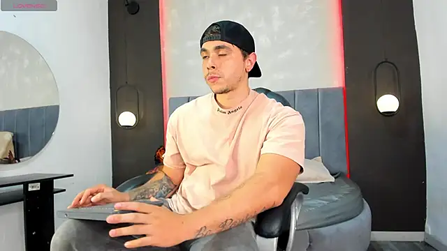 Snapshot of Liam_walk_ chatting on 09.24.25 Liam walk online show from 09.24.25