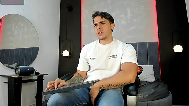 Snapshot of Liam_walk_ chatting on 10.06.25 Liam walk online show from 10.06.25