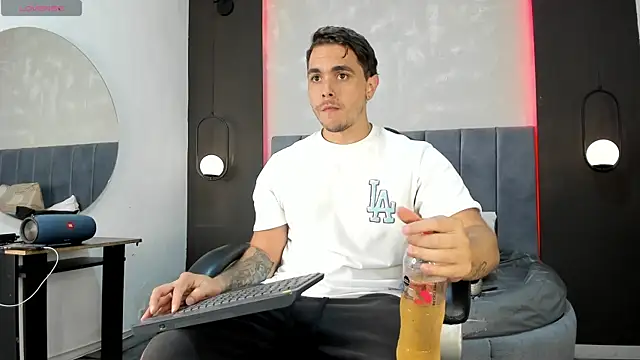 Snapshot of Liam_walk_ chatting on 10.10.25 Liam walk online show from 10.10.25