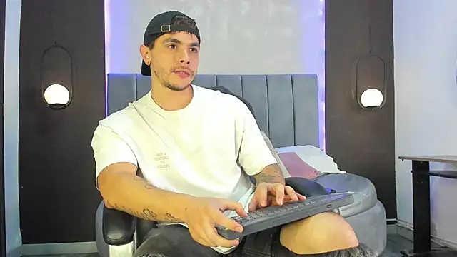 Snapshot of Liam_walk_ chatting on 11.08.25 Liam walk online show from 11.08.25