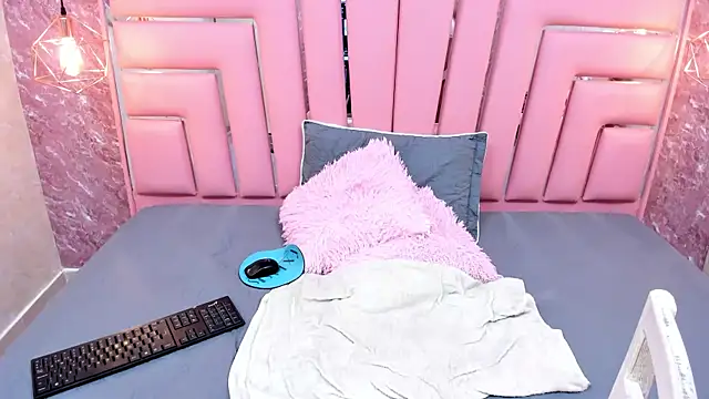 Snapshot of ALYANNA_HOT_ chatting on 11.04.25 ALYANNA HOT online show from 11.04.25