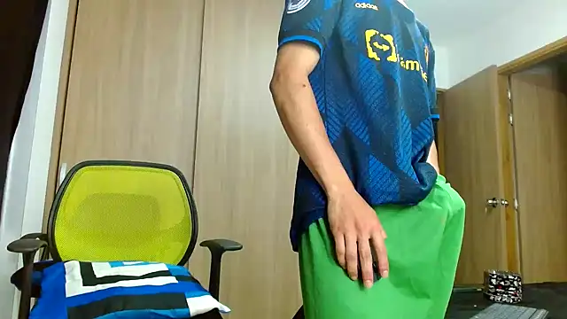 Snapshot of skinny23cm chatting on 01.08.25 skinny23cm online show from 01.08.25