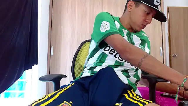 Snapshot of skinny23cm chatting on 01.31.25 skinny23cm online show from 01.31.25