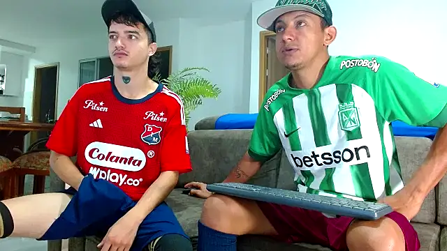 Snapshot of skinny23cm chatting on 02.04.25 skinny23cm online show from 02.04.25