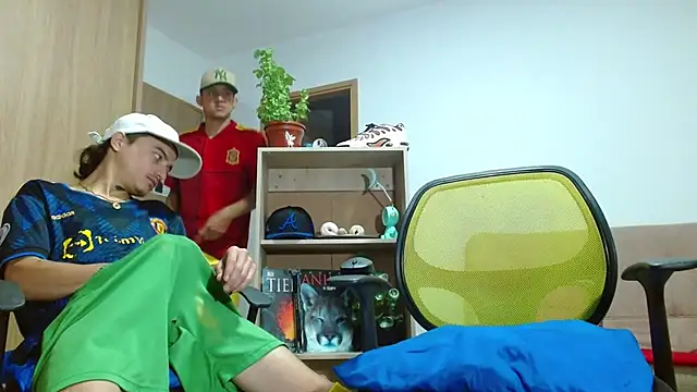 Snapshot of skinny23cm chatting on 10.18.25 skinny23cm online show from 10.18.25