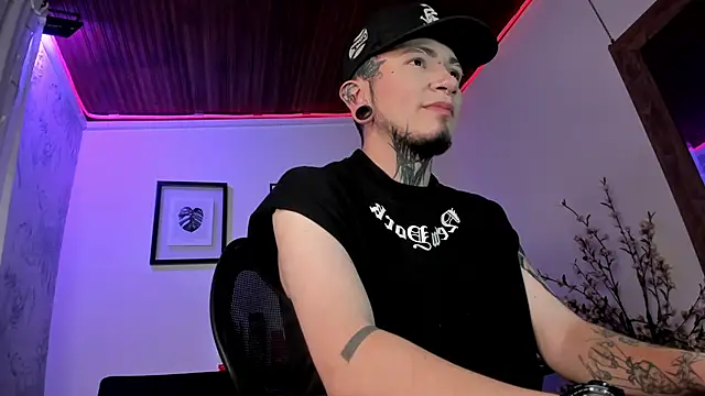 Snapshot of tyler_jones_ chatting on 10.01.25 tyler jones  online show from 10.01.25