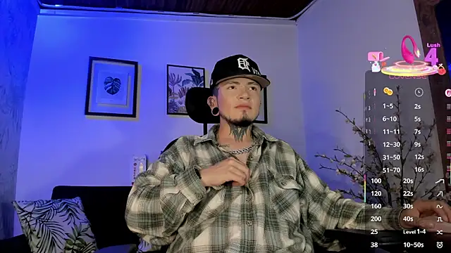 Snapshot of tyler_jones_ chatting on 10.03.25 tyler jones  online show from 10.03.25