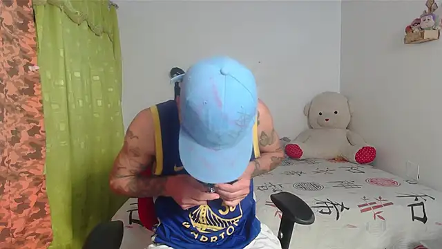 Snapshot of kilyan--x_x chatting on 10.21.25 kilyan--x x online show from 10.21.25