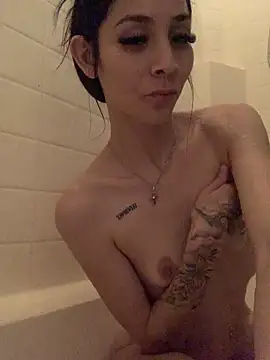 Snapshot of lovinlush chatting on 02.21.26 lovinlush online show from 02.21.26