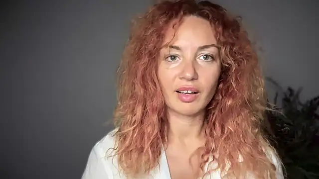 Reddgiirl online show from 10.18.25