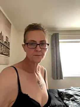 Snapshot of Curvy-Jinx chatting on 10.08.25 Curvy-Jinx online show from 10.08.25