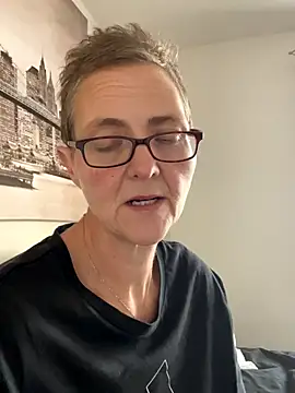 Snapshot of Curvy-Jinx chatting on 10.09.25 Curvy-Jinx online show from 10.09.25