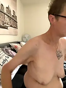 Snapshot of Curvy-Jinx chatting on 10.10.25 Curvy-Jinx online show from 10.10.25