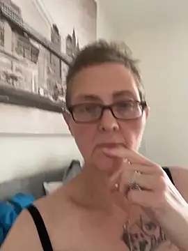 Snapshot of Curvy-Jinx chatting on 10.13.25 Curvy-Jinx online show from 10.13.25