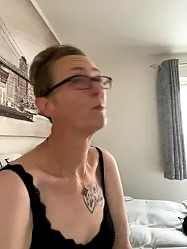 Snapshot of Curvy-Jinx chatting on 10.22.25 Curvy-Jinx online show from 10.22.25