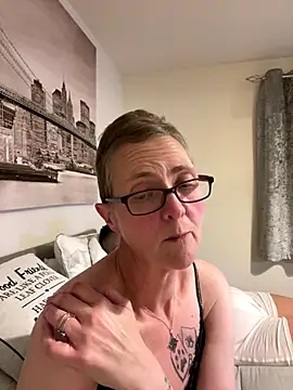 Snapshot of Curvy-Jinx chatting on 10.23.25 Curvy-Jinx online show from 10.23.25