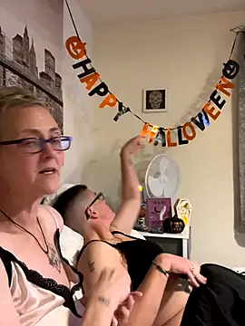 Snapshot of Curvy-Jinx chatting on 10.30.25 Curvy-Jinx online show from 10.30.25