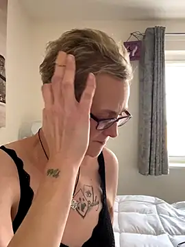 Snapshot of Curvy-Jinx chatting on 11.04.25 Curvy-Jinx online show from 11.04.25