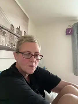 Snapshot of Curvy-Jinx chatting on 11.06.25 Curvy-Jinx online show from 11.06.25