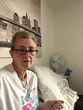 Snapshot of Curvy-Jinx chatting on 11.10.25 Curvy-Jinx online show from 11.10.25